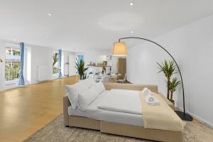 慕尼黑PRIME - City Apartment für 6 - Neu & Modern的客厅配有沙发和桌子