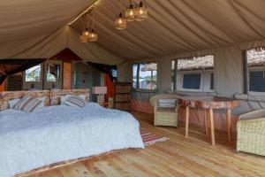 Naro MoruGlamping Kenya Mt. Kenya Lodge的帐篷内一间卧室,配有一张床