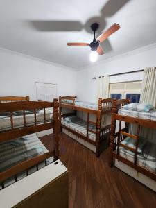 阿拉亚尔-杜卡布Hostel Caminho da Praia的客房设有双层床和吊扇。