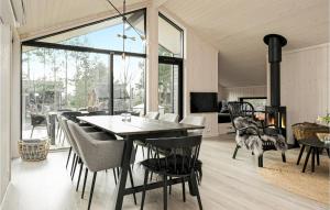 海松Nice Home In Hadsund With Kitchen的一间带桌椅的用餐室