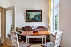 SandstedtFerienwohnung Flut的一间带木桌和椅子的用餐室