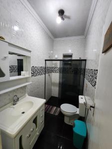 阿拉亚尔-杜卡布Hostel Caminho da Praia的一间带水槽、卫生间和淋浴的浴室
