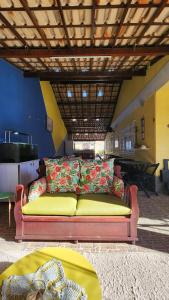 阿拉亚尔-杜卡布Hostel Caminho da Praia的客厅里的沙发