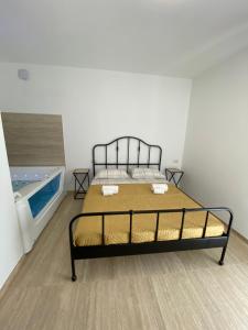 阿尔盖罗Maris Suite - Appartamento con vasca idromassaggio的一间卧室配有一张床和浴缸