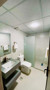 瓦迪拉姆Yellow Star Camp Wadi Rum的浴室配有卫生间、盥洗盆和淋浴。
