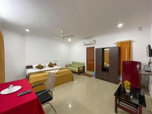 科钦AWA Residency的酒店客房设有一间带一张床和一张桌子的卧室