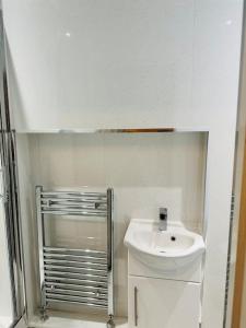 德比Modern 2 Bedroom Apt Derby City的白色的浴室设有水槽和淋浴。