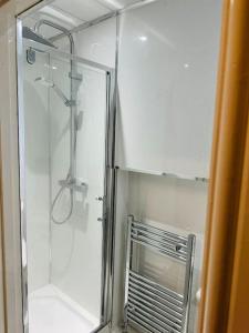 德比Modern 2 Bedroom Apt Derby City的浴室里设有玻璃门淋浴