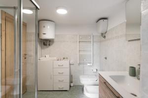 IsolaDOLF - Villa Ombrosa的白色的浴室设有卫生间和水槽。