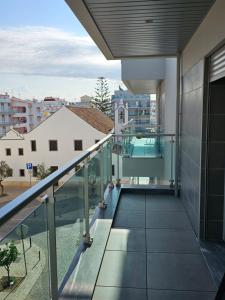 蒙蒂戈杜Apartment Dona Vitória - Monte Gordo Beach的开放式阳台享有建筑的景致。