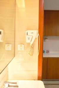 广州广州友家服务公寓的挂在厕所旁边的墙上的电话
