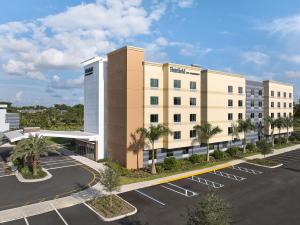 塔马拉克Fairfield Inn & Suites by Marriott Fort Lauderdale Northwest的享有酒店空中景色,设有停车场