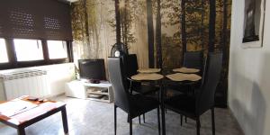 索里亚MESTA CENTRO的一间带桌子和黑色椅子的用餐室