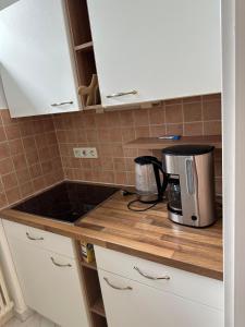 巴特莱辛哈尔Ferienwohnung Thurner的厨房柜台配有咖啡壶。