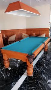 卢克索艾博特尔卢克索酒店的一张位于房间中间的台球桌