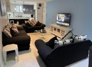 德班Sea Lodge G01的带沙发和平面电视的客厅