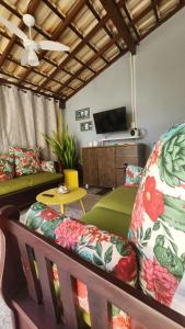 阿拉亚尔-杜卡布Hostel Caminho da Praia的带沙发和电视的客厅