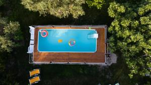 GuardialfieraLa casetta di Eve Casa Vacanze的享有带桨的游泳池的顶部景致