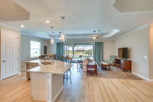 蓬塔戈尔达Punta Gorda Home with Lanai and Golf Course View!的一间带厨房的客厅和一间餐厅