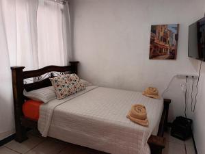 DesamparadosGran Hotel Desamparados的一间卧室,配有一张带两顶帽子的床