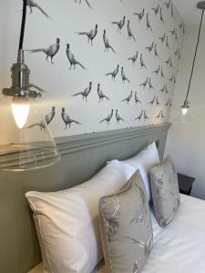 罗切斯特The Horseshoe & Castle的墙上有一群鸟的床