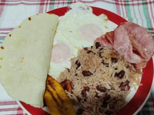 DesamparadosGran Hotel Desamparados的饭,肉和鸡蛋的食品