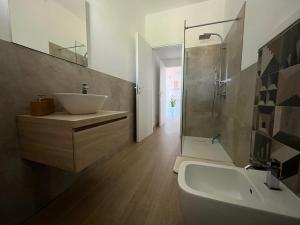 VillamassargiaLa Girandola的一间带水槽、卫生间和淋浴的浴室