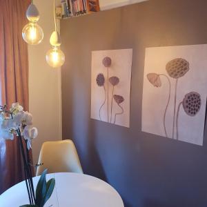 都灵Gaia Suites的墙上有两张花卉图案的用餐室