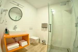 维斯普雷姆Ice Premium Apartments的一间带水槽和淋浴的浴室