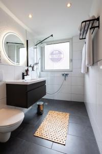 门兴格拉德巴赫2 Zi Wohnung inkl WLAN NETFLIX 3D Tour的一间带水槽、卫生间和淋浴的浴室
