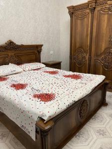 乌尔根奇Lovely home的一间卧室,床上有红色的鲜花