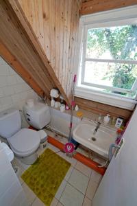 奈达Skruzdėlynas的一间带卫生间和水槽的浴室