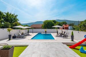 罗佐瓦克Villa StellaVita的后院设有游泳池和带椅子的庭院。