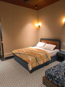 瓦加托South Delhi restaurant and resort的一间卧室配有一张床,位于带两张床的房间