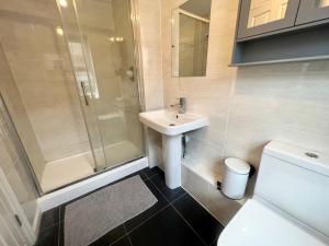 胡克Pex Residence: 5-Bedroom Home in Hook的一间带水槽、淋浴和卫生间的浴室