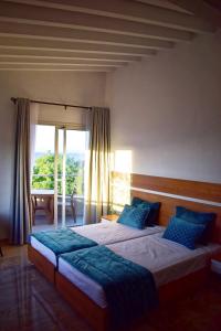 塔巴卡corail royal hotel的一间卧室设有两张床和窗户。