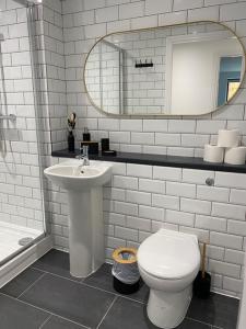 利物浦Hotel Tia的一间带水槽、卫生间和镜子的浴室