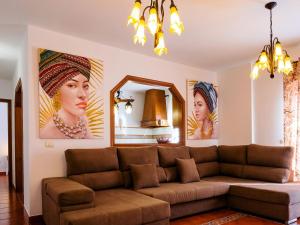 布埃纳维斯塔德尔诺尔特LIVE BUENAVISTA TERRACE的客厅配有沙发和墙上的两张照片