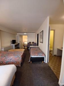 布鲁日科菲波提酒店的酒店客房配有两张床和一张书桌