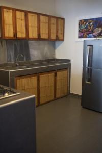 Cruz de PizarroAquamare Bungalows的厨房配有不锈钢冰箱和木制橱柜