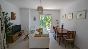 赫雷斯-德拉弗龙特拉Viva Piso Jerez的客厅配有白色的沙发和桌子