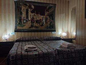 Pegalajar少斯乡村民宿的卧室配有一张挂在墙上的床铺