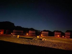 瓦迪拉姆Wadi rum secrets camp的灯光 ⁇ 的火车场夜幕