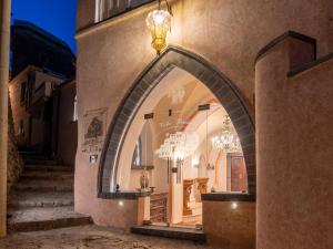 拉维罗Villa Barluzzi的建筑中拱形窗户,有楼梯