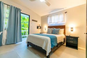 尼格瑞尔旅客海滩度假酒店的一间卧室设有一张床和一个大窗户
