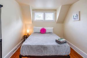 罗切斯特Marvelous Colonial Mins to UofR/Airpt的一间卧室配有一张带粉红色枕头的大床