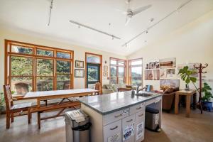 岬站Limantour Lodge的厨房以及带桌椅的起居室。