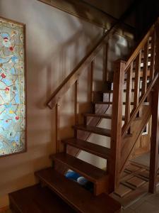纳尔瓦约埃苏Vabaduse Guesthouse的木楼梯,房间设有彩色玻璃窗