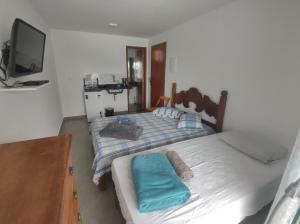 阿布拉奥Residencial 101 Ilha Grande的一间带两张床和电视的卧室
