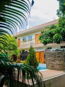 圣玛尔塔Hostal Los Arhuacos的一座房子前面设有游泳池